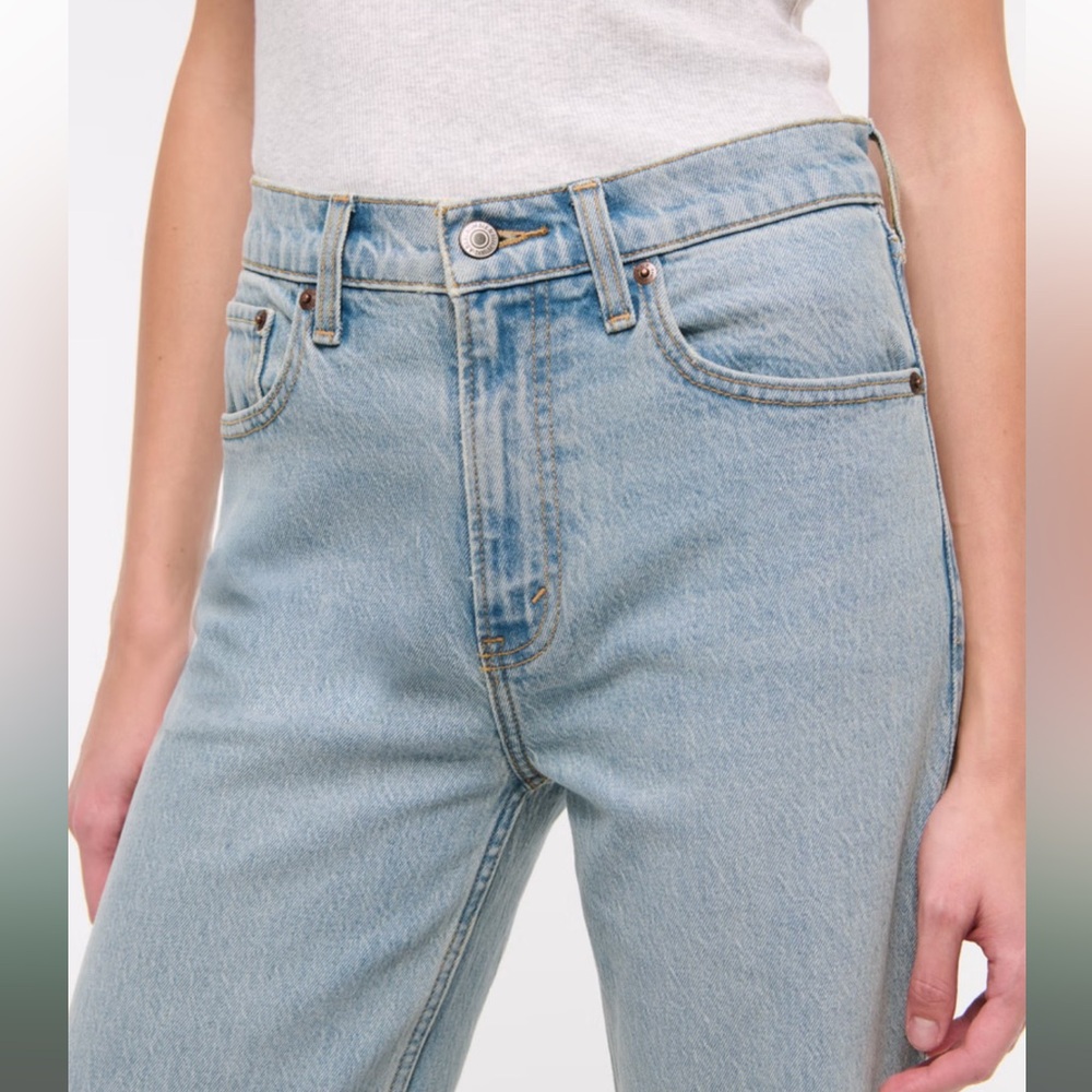 Abercrombie & Fitch 90s Relaxed Jean. High Rise